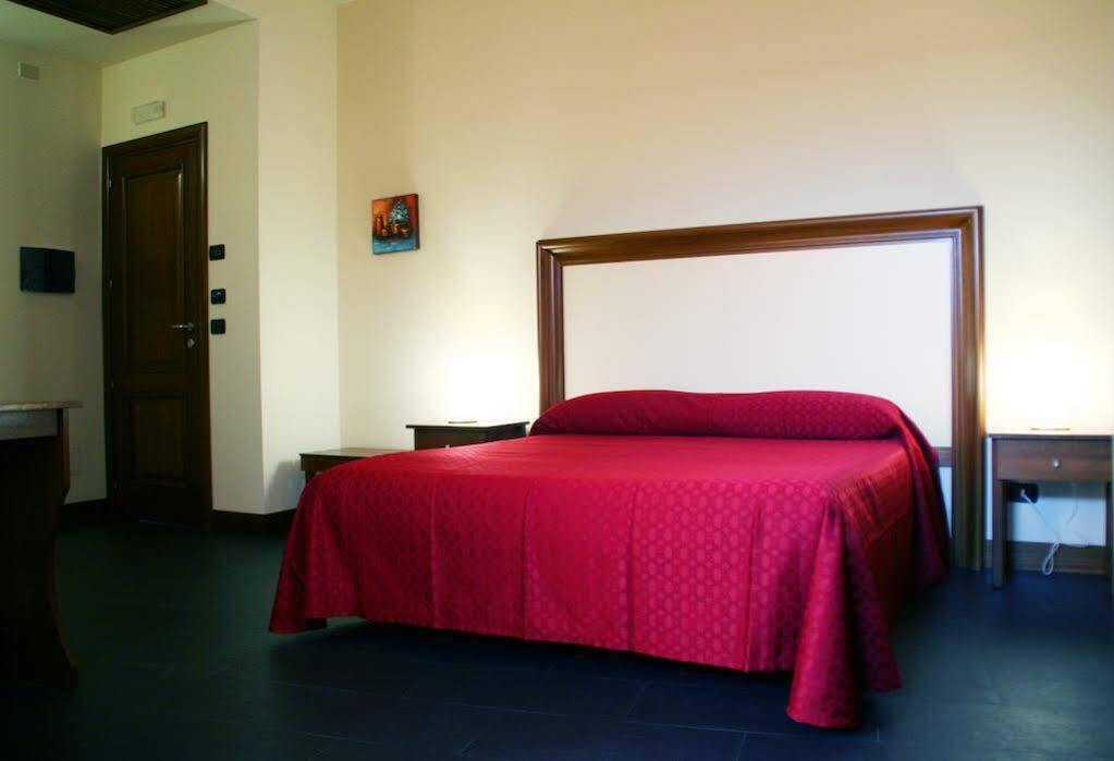 I Cento Campanili Apartment Ачиреале Екстериор снимка